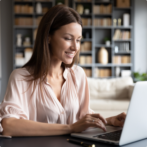 Frau lächelt vorm Laptop